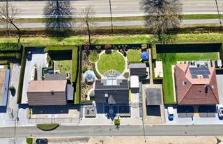 Energiezuinige open bebouwing op toplocatie in Dilsen-Stokkem<br /><br />Adres: Dopheidestraat 8, 3650 Dilsen-Stokkem<br /><br />Deze ruime, instapklare woning is gelegen in een groene omgeving, vlak bij prachtige natuurgebieden en met een vlotte verbinding naar de E314. U geniet hier van een ideale combinatie van rust, privacy en bereikbaarheid. Bovendien is de woning energiezuinig met een gunstig EPC-label B.<br /><br />Bij het betreden van de woning komt u in de inkomhal met apart gastentoilet. Vanuit hier heeft u toegang tot de grote leefruimte, die voorzien is van een sfeervolle gashaard. Hier geniet u van veel natuurlijk lichtinval en een prachtig zicht op de tuin. Aansluitend aan de woonkamer bevindt zich de moderne ingerichte keuken met hoogwaardige toestellen en een geïntegreerde wijnkoeler.<br /><br />Naast de keuken vindt u een praktische bergruimte en een toegang tot de inpandige garage. Via de garage is er bovendien een lift voorzien die u naar de volledig onderkelderde ruimte brengt (hoogte ca. 1,20 m), ideaal als extra opslagruimte.<br /><br />Op de verdieping bevinden zich drie volwaardige slaapkamers. De ruime master bedroom beschikt over een inloopdressing. De badkamer is uitgerust met een ligbad, douche en lavabo en biedt alle comfort voor dagelijks gebruik. Daarnaast is er op deze verdieping ook een apart toilet voorzien. Verder is er een geïsoleerde zolder, bereikbaar via een zolderluik, die bijkomende opbergruimte biedt.<br /><br />De woning is gelegen op een mooi perceel van 7a 22ca en beschikt over een zuidgerichte tuin met een prachtig uitzicht op de omliggende natuur. In de tuin vindt u een luxueus bijgebouw met zitgelegenheid en opbergmogelijkheden, een carport en een sfeervol prieel met jacuzzi, die inbegrepen is in de prijs.<br /><br />Verder is de woning uitgerust met tal van extra troeven zoals een alarmsysteem, airconditioning, zonnepanelen met een batterij, conforme elektrische installatie en is ze volledig asbestveilig. Extra troef: de aanwezige geluidsinstallatie doorheen de woning is mee inbegrepen in de verkoopprijs.<br /><br />Kortom, deze woning is de ideale keuze voor wie op zoek is naar een ruime, kwalitatief afgewerkte en energiezuinige woonst op een uitstekende locatie.<br /><br />Vraagprijs: € 529.000,00<br /><br />Bent u gecharmeerd door de troeven van deze woning? Aarzel dan niet en contacteer ons voor een bezichtiging of extra informatie.