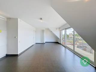 Op zoek naar een geïnstalleerd en lichtrijk appartement op een vlotte ligging? Dan is dit instapklare appartement, met verzichten, in Gistel precies wat u zoekt.<br /><br />Toegankelijk via een lift. <br /><br />Het appartement omvat een inkomhal, lichtrijke woonkamer, open en volledig geïnstalleerde keuken, praktische berging en een terras met zonnewering. Verder beschikt het over een nachthal, apart toilet, ruime badkamer en twee volwaardige slaapkamers.<br /><br />Troeven?<br />✔ Geen syndicus (lage kosten) (op termijn kan dit mogelijks veranderen)<br />✔ Kleinschalige residentie<br />✔ Energiezuinig - label B<br />✔ Asbestveilig<br />✔ Mogelijkheid tot aankopen garage €20.000,00<br />✔ Volledig geschilderd en instapklaar<br />✔ Gunstige ligging nabij centrum en verbindingswegen<br /><br />Ideaal als eerste woonst, investering of voor wie comfortabel wil wonen.<br /><br />Wenst u een bezoek ter plaatse? Contacteer ons en plan uw bezoek in.