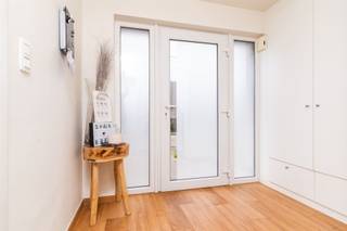 Appartement clé en main au rez-de-chaussée avec jardin, garage et carport près du Parc TivoliDans un petit immeuble avec seulement deux appartements, vous trouverez cet appartement très lumineux et habitable immédiatement, accessible par un hall d'entrée entièrement privé.L'appartement se compose d'un hall d'entrée spacieux avec WC visiteurs, d'un séjour lumineux et d'une cuisine pratique avec vue sur le jardin et accès direct à celui-ci. La salle de bains est équipée d'une douche et d'un lavabo. En outre, il y a deux chambres spacieuses de près de 15 m² chacune.Le garage intérieur est un atout supplémentaire, idéal pour les vélos, le stockage supplémentaire ou une buanderie. Au fond du jardin, il y a également un abri pour une voiture.Avec un score EPC favorable (label B), il s'agit d'une maison économe en énergie avec de faibles coûts de fonctionnement, un investissement précieux pour l'avenir.L'emplacement est excellent : à proximité du verdoyant parc Tivoli, des écoles et des commerces, et avec un accès facile aux autoroutes R6 et E19. Idéal pour ceux qui souhaitent combiner le calme et le confort avec une accessibilité optimale.
