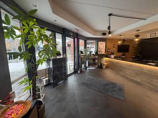 <p>Handelspand te huur op toplocatie in het centrum van Berlaar</p>
<p>Op zoek naar een zichtbare en strategisch gelegen commerciële ruimte? Dit handelspand, gelegen in het hart van Berlaar, biedt een uitstekende opportuniteit voor ondernemers die willen groeien op een centrale en levendige locatie.<br /><br /></p>
<p>Dankzij de gunstige ligging in het dorpscentrum geniet het pand van een constante passage en maximale zichtbaarheid. Winkels, horeca, diensten en openbaar vervoer bevinden zich op wandelafstand, wat zorgt voor een sterke commerciële dynamiek.<br /><br /></p>
<p>Het pand beschikt over een praktische en flexibele indeling, waardoor het geschikt is voor diverse activiteiten zoals detailhandel, kantoor, praktijkruimte of dienstverlening.<br /><br />Algemeen:<br /><br />- Pop-up mogelijk<br />- Toplocatie centrum Berlaar<br />- Volledig vernieuwd en voorzien van alle comfort (airco, ventilatie,...)<br />- Ruime kelder<br /><br />Voor meer info of een bezoek: 0472 22 22 77 of thomas@solittvastgoed.be.</p>
