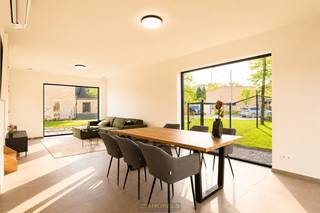 <strong>UITERST ENERGIE-EFFICIËNTE NIEUWBOUWWONING</strong> met luxueuze afwerking en <strong>UITZONDERLIJK LAAG E-PEIL (E-15)</strong>, gelegen aan de iconische Katteberg in Oudenaarde. Deze stijlvolle houtskeletbouwwoningen combineren <strong>TOEKOMSTGERICHT BOUWEN MET EEN HOOG WOONCOMFORT EN EEN INDRUKWEKKEND LAGE ENERGIEKOST</strong>. Dankzij het <strong>INNOVATIEVE BOUWPROCES</strong> geniet je van een instapklare woning van 144 m², voorzien van een duurzame warmteoplossing met <strong>LUCHT-LUCHT WARMTEPOMP, 14 ZONNEPANELEN EN EEN GEAVANCEERD D+ VENTILATIESYSTEEM MET WARMTERECUPERATIE</strong>. De <strong>HOUTSKELETSTRUCTUUR</strong> staat garant voor een <strong>UITMUNTENDE ISOLATIE</strong>, <strong>SNEL EN DROOG BOUWEN</strong>, een gezond binnenklimaat en een <strong>KLEINERE ECOLOGISCHE VOETAFDRUK</strong>. Elke woning beschikt over een lichtrijke leefruimte, een volledig uitgeruste <strong>DESIGNKEUKEN MET MIELE-TOESTELLEN</strong>, drie slaapkamers, een <strong>EXTRA BUREAU</strong> of berging en een badkamer met zowel bad als inloopdouche. Met een regenwatersysteem dat automatisch omschakelt en een <strong>SNELLE OPLEVERING</strong> ben je verzekerd van efficiënt wonen. Deze energiezuinige parels liggen op wandelafstand van het centrum van Oudenaarde, scholen, winkels en <strong>NATUURGEBIED BOS ’T ENAME</strong><br /><br /><u>Kijkwoning te bezichtigen in Merelbeke!</u><br /><br />De weergegeven prijs is exclusief: registratierechten, BTW, tuinaanleg, verfwerken en privatieve aansluitingskosten.<br /><br />Adres: Katteberg 98-100-102 te Ename (Oudenaarde)