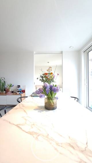 Welkom in deze aangename en gegeerde wijk! Deze buurt ademt een rustige, residentiële sfeer uit en heeft toch alle stedelijke gemakken zoals winkels en restaurants binnen handbereik. Ook qua bereikbaarheid zit het goed voor zowel auto (singel en snelwegen) als openbaar vervoer (trein en tram). Zin om even in tussen het groen te vertoeven? Het Stadspark ligt op wandelafstand.<br /><br />Het appartement zelf werd gebouwd in 2024 en voldoet volledig aan de hedendaagse normen op vlak van comfort en energiezuinigheid, met een uitstekend energielabel A! In de badkamer is er een aansluiting voor je wasmachine. Daarnaast zorgen een extra douchekamer en een apart toilet voor extra dagelijks comfort. <br />Aansluitend aan de leefruimte bevindt zich een aparte, afsluitbare kamer die perfect kan dienen als extra slaapkamer, bureau of hobbyruimte. Als kers op de taart geniet je van een bijzonder rustig gelegen terras — de ideale plek om te ontspannen.<br /><br />Zie jij jezelf hier al wonen? Kom het snel ontdekken!<br /><br /><strong>Extra info</strong><br />Gem. kosten: ongeveer 135 euro/maand (incl. verwarming, onderhoud lift, blokpolis, syndicus, enz.).<br />Aparte meter voor elektriciteit en water.<br />Beschikbaar: vanaf 15 april.<br /><br /><strong>Voorwaarden</strong><br />Max. aantal volwassenen: 2.<br />Huurwaarborg: 3 maanden.<br />Kost plaatsbeschrijving: ongeveer 230 euro (intrede en uittrede).