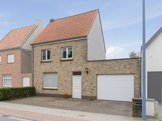 In Oostduinkerke dorp vinden we deze stevige woning met drie slaapkamers terug. <br /><br /><strong>Indeling: </strong><br />Inkom, grote leefruimte/living met open haard, keuken met ontbijthoek en zicht op de tuin, aansluitend een berging, apart toilet, ruimte om een gelijkvloerse douche te instaleren en een zeer ruime garage. <br /><br />Op de eerste verdieping vinden we 2 mooie slaapkamers waarvan de grootste werd voorzien met airco en een badkamer met ligbad en toilet. <br /><br />De bovenste verdieping werd ook volledig ingericht als volwaardige derde slaapkamer. <br /><br />De woning werd steeds goed onderhouden en de zaken werden aangepast waar nodig. Er zijn zonnepanelen en een thuisbatterij. Ook het dak werd vernieuwd in 2019.<br /><br />Via de keuken of berging kunnen we naar het terras met de mooie, groene, tuin. Hier is een poortje met een uitweg achteraan. <br /><br />Interesse in dit pand? Contacteer onze makelaar vandaag nog voor een bezoek.