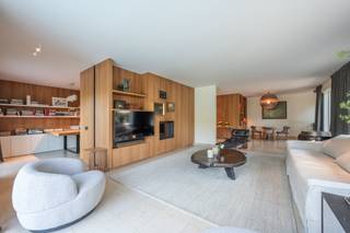 <p>Verscholen in een groene en rustige omgeving bevindt zich deze recent hoogwaardig gerenoveerde villa, waar luxe, comfort en privacy naadloos samenkomen. Een unieke woonplek voor wie op zoek is naar rust, ruimte en een verfijnde afwerking, op slechts een kwartiertje fietsen van het strand.</p>
<p>De woning verwelkomt u met een lichtrijke leefruimte voorzien van een sfeervolle open haard, die uitkijkt op de prachtige tuin en het zonnige zwembad. De doordachte indeling en hoogwaardige materialen zorgen voor een warme, tijdloze uitstraling.</p>
<p>De villa beschikt over drie volwaardige slaapkamers en twee stijlvolle badkamers, aangevuld met een afzonderlijk bureau dat zich perfect leent voor thuiswerk of een rustige hobbyruimte.</p>
<p>Buiten geniet u van een fraai aangelegde tuin met zwembad, waar u in alle privacy kunt ontspannen te midden van het groen. Hier ervaart u elke dag het gevoel van vakantie, terwijl alle troeven van Knokke binnen handbereik liggen.</p>
<p>Deze instapklare villa biedt een uitzonderlijke combinatie van rust, elegantie en een uitstekende ligging. Een zeldzame opportuniteit voor wie exclusief wonen wil combineren met de nabijheid van natuur, strand en het bruisende leven van Knokke.</p>