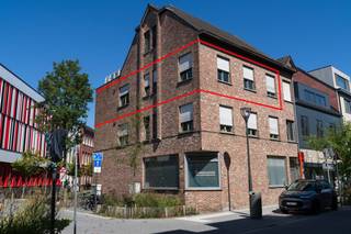Centraal wonen, verrassend veel ruimte én lage gemeenschappelijke kosten? Hier krijg je ze alle drie.<br />Midden in het centrum van Turnhout, bevindt zich dit bijzonder lichtrijke appartement met drie slaapkamers in een kleinschalig gebouw.<br />Gelegen op de tweede verdieping: geen lift, wél dagelijkse cardio inbegrepen. Eenmaal boven word je beloond met ruimte en een appartement dat verrassend veel troeven in huis heeft.<br />De ruime leefruimte geniet dankzij de vele raampartijen van een bijzonder aangename lichtinval en biedt volop plaats voor een gezellige zit- en eethoek. De ingerichte keuken sluit hier mooi op aan en is praktisch opgevat met voldoende kastruimte. Met maar liefst drie slaapkamers is het appartement ideaal voor wie graag wat extra ruimte heeft: voor een gezin, een thuiskantoor, hobbykamer of gewoon die lang gekoesterde dressing. De badkamer werd recent volledig vernieuwd en kreeg een hedendaagse, stijlvolle uitstraling met ruime inloopdouche, modern badkamermeubel en verlichte spiegel. Een mooie upgrade die meteen voor extra comfort zorgt.<br />Ook praktisch zit het goed: alle ramen zijn voorzien van rolluiken. Dankzij het kleinschalige karakter van het gebouw blijven bovendien de gemeenschappelijke lasten bijzonder beperkt. De maandelijkse bijdrage bedraagt slechts ca. € 50, waarvan maar liefst € 33 wordt gereserveerd op de spaarrekening van de mede-eigendom.<br />De ligging maakt het plaatje compleet. Je woont werkelijk in het hart van Turnhout, met winkels, horeca, openbaar vervoer en verschillende scholen vlakbij. Heel wat dagelijkse verplaatsingen kunnen hier gewoon te voet of met de fiets. Geen appartement dat zich groter voordoet dan het is. Wel eentje dat je verrast door zijn licht, ruimte én bijzonder praktische ligging.<br />Kom gerust zelf de trappen én de troeven ontdekken tijdens het Kijkmoment van 24/09 vanaf 16u. Enkel op afspraak: inschrijven via winny.cuypers@consensus.be<br />EPC: 208 kWh/m²- UC2753521 - Gem. kosten: € 17,-/maand