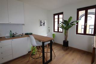 Deze verzorgde studio, vernieuwd in 2019, is ideaal voor een rustige bewoner.<br />Niet alleen de studio zelf werd aangepakt, ook het volledige gebouw kreeg toen een grondige opfrissing met oog voor detail. U komt dus binnen in een net en aangenaam gebouw.<br /><br />De studio is volledig gemeubeld en praktisch ingericht met alles wat u nodig heeft.<br />De kwaliteitsvolle keuken is uitgerust met de gebruikelijke toestellen, er is een mooi afgewerkte badkamer, een degelijk bed met comfortabele matras en een trendy zetel. Ook alle nodige huisraad is aanwezig.<br />Als extra troef beschikt de studio over airconditioning, zowel om te koelen als te verwarmen.<br /><br />De studio wordt enkel gemeubeld verhuurd aan een all-in huurprijs van €1.060/maand.<br />Dit bestaat uit:
<ul>
<li>€820 basishuur</li>
<li>€240 gemeenschappelijke kosten waarin alles inbegrepen is: verwarming, elektriciteit, water én internet.</li>
</ul>
Klinkt dit als muziek in de oren? Vraag dan snel jouw bezoek aan.