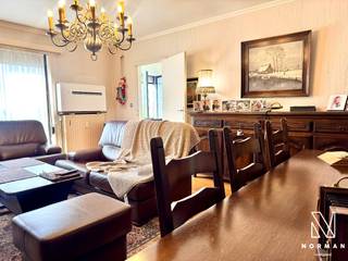 Dit 2-slaapkamerappartement is gelegen op de 3de verdieping en heeft een bewoonbare oppervlakte van 81 m².<br /><br />Het appartement heeft volgende indeling: inkomhal met apart toilet. De aangename leefruimte beschikt over grote raampartijen met aangenaam uitzicht waardoor er veel natuurlijk licht binnenkomt. Via de leefruimte kan de keuken worden bereikt, uitgerust met oven, dampkap en fornuis. Aanpalend is er nog een extra opbergruimte die onder andere kan worden gebruikt als wasplaats.<br /><br />Verder zijn er 2 ruime slaapkamers en badkamer met lavabo en bad.<br /><br />Het appartement is bereikbaar via de lift of trap.<br /><br />In de ondergrondse parking is er een staanplaats voorzien voor 1 wagen.<br /><br />PLUSPUNTEN:<br />+ Gunstig EPC (B)<br />+ blanco elektriciteitskeuring<br />+ Ondergrondse staanplaats inbegrepen<br />+ Rustige ligging