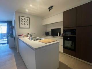 Appartement op de 1ste verdieping (met lift) en omvattende een inkomhal, aparte toilet, berging/technische ruimte, open keuken en woonkamer...