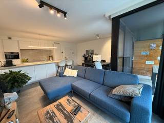 Dit prachtige en nog recente appartement met tuin op wandelafstand van het centrum van Geel.In de inkomhal is ruim plaats voor een grote...