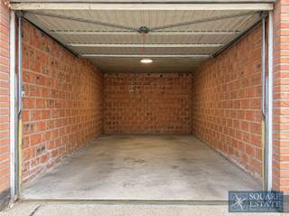 <p><span>Square Estate biedt u deze afgesloten garagebox aan, ideaal gelegen in de onmiddellijke nabijheid van de Markt van Wemmel, in een vlot bereikbare omgeving.</span></p><p><span>De garage beschikt over comfortabele afmetingen met een lengte van 5,56 m, een breedte van 2,85 m en een poort hoogte van 1,88 m, waardoor er plaats is voor een voertuig met behoud van extra bergruimte.</span></p><p><span>De garagebox is momenteel verhuurd, wat hem ook interessant maakt voor een investeerder die op zoek is naar een eigendom dat reeds huurinkomsten genereert.</span></p><p><span>Een ideale oplossing voor toekomstig eigen gebruik, opslag of als investering in een gegeerde buurt van Wemmel.</span></p><p><span>Voor meer informatie of om een bezoek te plannen, kunt u contact opnemen met Square Estate via 02/460.42.01 of <span>info@square-estate.be</span></span></p>
