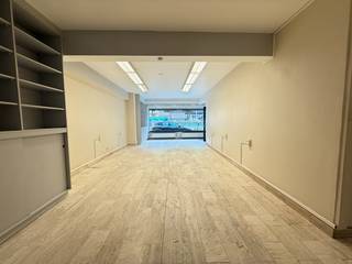 Gelegen op een uiterst centrale locatie aan de prestigieuze Britselei 26 in Antwerpen, bieden wij deze instapklare kantoor- of handelsruimte te koop aan. Met een bruikbare vloeroppervlakte van 95 m², combineert dit pand functionele indeling met een uitstekende visibiliteit op een drukke invalsweg naar het stadscentrum.<br /><br />De ruimte beschikt over meerdere toegangen, wat flexibiliteit biedt in gebruik en indeling, ideaal voor ondernemers, vrije beroepen of investeerders. Intern is het pand uitgerust met een praktisch keukentje en sanitaire voorzieningen, wat bijdraagt aan het dagelijks comfort voor personeel en bezoekers.<br /><br />Dankzij de zeer centrale ligging, vlakbij het justitiepaleis, het stadspark en talrijke openbaarvervoersverbindingen, geniet deze locatie van een hoge passage en uitstekende bereikbaarheid, zowel te voet, per fiets als met de wagen.<br /><br />Kortom, een veelzijdige ruimte op een toplocatie – ideaal voor wie op zoek is naar een goed gelegen kantoor of handelsruimte met sterke zichtbaarheid in hartje Antwerpen.