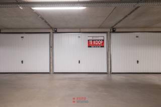Goed gelegen en zéér vlot inrijdbare garagebox! Deze garage is bovenal fantastisch gelegen. Het Loodswezenplein vormt de verbinding tussen de havengeul en de Zeedijk, waardoor deze locatie uitstekend is voor heel wat mensen. Of u nu een appartement hebt in de buurt, dan wel zorgeloos wil toekomen op een zeer centrale uitvalsbasis, dit is waar u wil parkeren! Het complex zelf is recent en voorzien van brede doorgangen. Manoeuvreren is nergens een probleem en ook de garage zelf is zeer vlot inrijdbaar. De box is bovendien voorzien van elektriciteit in de vorm van een stopcontact en verlichting met eigen teller. De garage is gelegen op verdiep -2.<br />Afmetingen: 3mx5m80.