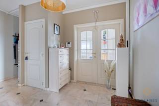 Bezoekdag dinsdag 16/12, plan uw bezoek via www.polares.eu <br /><br />In een rustige straat in Bierbeek vindt u dit ruime en goed onderhouden appartement met een bewoonbare oppervlakte van 156 m². Gelegen op de tweede verdieping van een kleinschalig gebouw met lift, biedt deze woning bijzonder veel licht en ruimte.<br /><br />De grote leefruimte is een echte troef, met brede raampartijen die zorgen voor een aangename lichtinval. Daarnaast zijn er vier volwaardige slaapkamers, wat dit appartement uitermate geschikt maakt voor een gezin of voor wie extra ruimte zoekt voor bureau of hobby.<br /><br />Het appartement beschikt verder over een private kelder en een garagebox met automatische kantelpoort. De garagebox is verplicht mee aan te kopen aan 30.000 euro, bovenop de vraagprijs van 365.000 euro.<br /><br />Met een gunstig EPC-label B is dit een energiezuinige woning, wat zich vertaalt in een lagere energiefactuur.<br /><br />De ligging combineert rust met een vlotte bereikbaarheid: op korte afstand van Leuven en met goede verbindingen naar de omliggende gemeenten.<br />Interesse? Plan uw bezoek in via onze website www.polares.eu