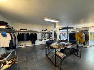 Welgelegen handelsgelijkvloers in dynamische winkel-/wandelstraat. Zeer aangename straat omringd door lokale handelaars met...