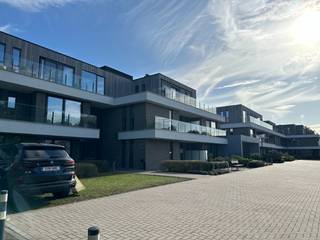 Te midden van het groen, gelegen in het landelijke Berlare, bieden wij U in een residentie van 53 ruime en erkende assistentiewoningen, deze...