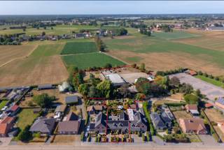 <p>Op een fijne en goed bereikbare locatie aan de Gilseinde in Ravels bevindt zich deze veelzijdige eigendom. Van buitenaf lijkt het een aangename en charmante woning, maar achter de woning ontvouwt zich een verrassend ruim geheel met een uitzonderlijk ruime tuin, een groot terrein, diverse (bedrijfs)gebouwen, werkplaatsen en kantoorruimtes.</p>
<p>Deze eigendom is bijzonder interessant voor paardenliefhebbers, tuinierbedrijven en loonwerkers. Daarnaast biedt ze een ideale opportuniteit voor ondernemers, zelfstandigen en iedereen die wonen en werken wil combineren. Dankzij de ruime opzet en de vele mogelijkheden vormt deze eigendom een mooie combinatie van wooncomfort en professionele ruimte.</p>
<p><strong>Gelijkvloers<br /></strong>Vanuit de inkomhal heeft u toegang tot de woonkamer, maar ook tot de slaapkamer op de begane grond en de badkamer. Deze praktische indeling maakt gelijkvloers wonen perfect mogelijk.</p>
<p>De slaapkamer beschikt over een doorloop naar de dressing en badkamer met ligbad, douche, dubbele wastafel en stoomcabine.<br /><br />De woonkamer vormt het hart van de woning en beschikt over een indrukwekkende hoge nok, sfeervolle schouw met gashaard en open vide met zicht op de verdieping. De open keuken is uitgerust met kwalitatieve Miele-toestellen en werd enkele jaren geleden vernieuwd. Aansluitend zijn er een voorraadberging, wasplaats en toilet.<br /><br />Extra voorzieningen zijn o.a.: zonnepanelen met batterij, carport met laadpaal, centrale stofzuiginstallatie, alarmsysteem, regenwaterput aangesloten op toilet en wasmachine, elektrische zonwering en kruipruimte.<br /><br /><strong>Verdieping<br /></strong>De ruime open vide met stijlvolle balustrade zorgt voor een mooie verbinding tussen de leefruimtes. De verdieping biedt mogelijkheden als hobbyruimte, kantoor of extra slaapkamers. Er zijn ingebouwde kasten, een keukenhoek met spoelbak en twee slaapkamers met wastafel. Eén slaapkamer geeft toegang tot een extra zolderkamer.<br /><br /><strong>Buitenruimte<br /></strong>Van buitenaf is nauwelijks te vermoeden welke omvang en mogelijkheden zich achter de woning bevinden. Deze groene oase biedt volop privacy, sfeervolle zitplekken en tal van mogelijkheden om te ontspannen.</p>
<p>De buitenruimte beschikt o.a. over een ruim aangelegde tuin, tuinhuis, vijver, moestuin/groentetuin, diverse fruitbomen, prachtige treurwilg, buitenverlichting, groene zones voor dieren en een geboorde grondwaterput van 12 m diep.<br /><br /><strong>Brasserie/feestzaal<br /></strong>Een bijkomende troef is de aparte brasserie/feestzaal van ca. 125 m² met bar en toiletvoorziening. Aan de voorzijde van de brasserie bevindt zich een sfeervolle pergola met leilinden en aansluitend een jeu-de-boulesbaan.<br /><br /><strong>Loods/werkplaats/kantoren<br /></strong>Via de achtertuin bereikt u het achterliggende terrein met bedrijfsgebouwen. De loods met verdieping is geschikt voor diverse (professionele) activiteiten. Dankzij de aparte toegangsweg is het terrein rechtstreeks bereikbaar.<br /><br />Het gebouw beschikt over meerdere ruimtes, een vrije hoogte tot ca. 5 m, elektrische toegangspoorten, krachtstroom, kantoorruimtes, toilet en een keuken. Daarnaast is er een aparte loods van circa 104 m² met schuifpoorten en krachtstroom. Tevens is er ruime parkeergelegenheid op het terrein.<br /><br /><strong>Een unieke kans<br /></strong>Deze veelzijdige eigendom is eigenlijk moeilijk volledig te omschrijven in één advertentie.</p>
<p>De combinatie van de aangename woning, de indrukwekkend ruime tuin, het achterliggende terrein, de verschillende gebouwen, kantoren, werkplaatsen, opslagmogelijkheden en de vele extra voorzieningen moet u vooral zelf komen ontdekken.</p>
<p>Een bezoek ter plaatse is dan ook absoluut de moeite waard.<br /><br />Meer info of een bezichtiging? Contacteer ons via: +32 (0) 14 65 03 79 of info@verlouwvastgoed.be.</p>