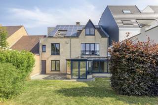 Cette spacieuse maison et propriété commerciale est stratégiquement située le long de la Stationsstraat, au cœur du cœur animé d'Eernegem...