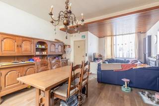 Op zoek naar een woning die je naar eigen smaak kan renoveren, met <strong>extra ruimte voor je hobby of zelfstandige activiteit</strong>? Deze woning in Temse biedt een stevige basis én een bijzonder praktische troef: de <strong>ruime inpandige garage</strong>.<br /><br />Op het <strong>gelijkvloers</strong> vind je een inkomhal, een <strong>lichtrijke woonkame</strong>r met plaats voor een gezellige zithoek en een aparte eethoek, een keuken en een toilet. Via de keuken bereik je de overdekte koer, die aansluit op de ruime garage. <br />De garage maakt hier echt het verschil. Dankzij de <strong>hoge sectionaalpoort</strong> kan je met een camionette binnenrijden. Ook de hoge plafondruimte biedt heel wat mogelijkheden om materiaal of goederen op te stapelen. <strong>Ideaal voor een kleine zelfstandige, iemand met een bedrijfswagen of wie graag extra ruimte heeft voor zijn hobby</strong>.<br /><br />Op de <strong>verdieping</strong> bevinden zich <strong>twee slaapkamers</strong> en een badkamer. Via de vaste trap bereik je de zolder, waar je mits de nodige afwerking nog een extra slaapkamer, bureau of hobbyruimte kan creëren.<br /><br />De woning vraagt om renovatie, maar biedt daardoor de kans om de ruimtes en afwerking helemaal af te stemmen op je eigen wensen. De woning is momenteel verhuurd.<br /><br />Ook de <strong>ligging is een pluspunt</strong>: je geniet van een vlotte verbinding naar het centrum van Temse, met winkels en andere dagelijkse voorzieningen binnen handbereik. Bovendien bereik je gemakkelijk de E17 en de N16.<br /><br />Interesse in deze woning met ruimte voor jouw plannen? Bel voor meer informatie of een vrijblijvend bezoek naar 0497 17 93 00 of mail naar alexandra@claves.be.<br /><br /><em>Vastgoedinfo in aanvraag</em>