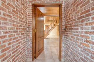 Située au centre de la rue Noordstraat 188 (Maldegem), cette maison comprend 3 chambres, 2 salles de bains, un garage avec accès à la propriété,...