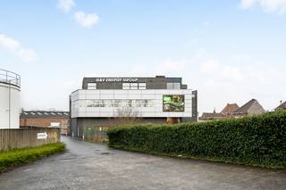 Gunstig gelegen kantoorgebouw van ± 860m² te Kuurne tussen Kortrijk en Harelbeke. Modern gebouw ingedeeld in 3 verdiepingen voorzien van landschapskantoren, afzonderlijke kantoorruimtes, sanitair en keuken op elk verdiep. Magazijn van 170m² Ruime parkeermogelijkheden op eigen terrein.