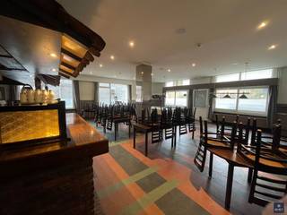 GROOT PAND MET MOGELIJK TOT KANTOORRUIMTE Op een toplocatie  met uitstekende zichtbaarheid heeft u de mogelijkheid om een goed gelegen pand aan te...