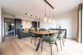 Ontdek dit moderne en instapklare appartement uit 2021, ideaal gelegen in de Stationsstraat, op wandelafstand van het station en het bruisende centrum van Waregem. 🏡✨<br /><br />Bij het binnenkomen wordt u verwelkomd in een stijlvolle inkomhal met vestiaire en gastentoilet. De lichtrijke leefruimte, afgewerkt met hoogwaardig parket, geniet van grote schuiframen met automatisch bedienbare zonnewering die zorgen voor een heerlijk open gevoel. ☀️ De moderne open keuken in premium fineerafwerking is volledig uitgerust met kwalitatieve toestellen van SMEG – perfect voor wie graag kookt en geniet. 🍳<br /><br />Vanuit de leefruimte heeft u toegang tot het prachtige zuidgerichte zonneterras van maar liefst ca. 38 m², waar u in alle rust uitkijkt op het groen. 🌿 Een ideale plek om te ontspannen of gasten te ontvangen!<br /><br />Het appartement beschikt over twee volwaardige en ruime slaapkamers 🛏️, een elegante badkamer met lavabo en inloopdouche 🚿, én een tweede afzonderlijk toilet. Daarnaast is er een praktische en ruime (was)berging met aansluiting voor wasmachine. Extra troeven zijn de vloerverwarming doorheen het volledige appartement en de energiezuinige afwerking met EPC-label A. 🔋<br /><br />De stijlvolle stalen deur in de inkomhal geeft het geheel een hedendaagse uitstraling, terwijl de lift in het gebouw zorgt voor extra comfort. Bovendien bestaat de mogelijkheid om een privatieve, afgesloten garagebox met automatische poort aan te kopen (€45.000). 🚗<br /><br />👉 Dankzij de moderne afwerking, doordachte indeling en uitstekende ligging is dit appartement de perfecte keuze voor wie comfortabel, energiezuinig én centraal wil wonen. Een echte topper! 💫