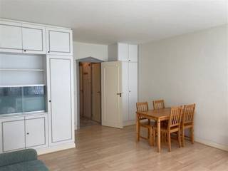 Knusse, gemeubelde studio gelegen op de 5de verdieping met mooi uitzicht op de Squares. Inkomhal met apart toilet. Lichtrijke, gezellige...