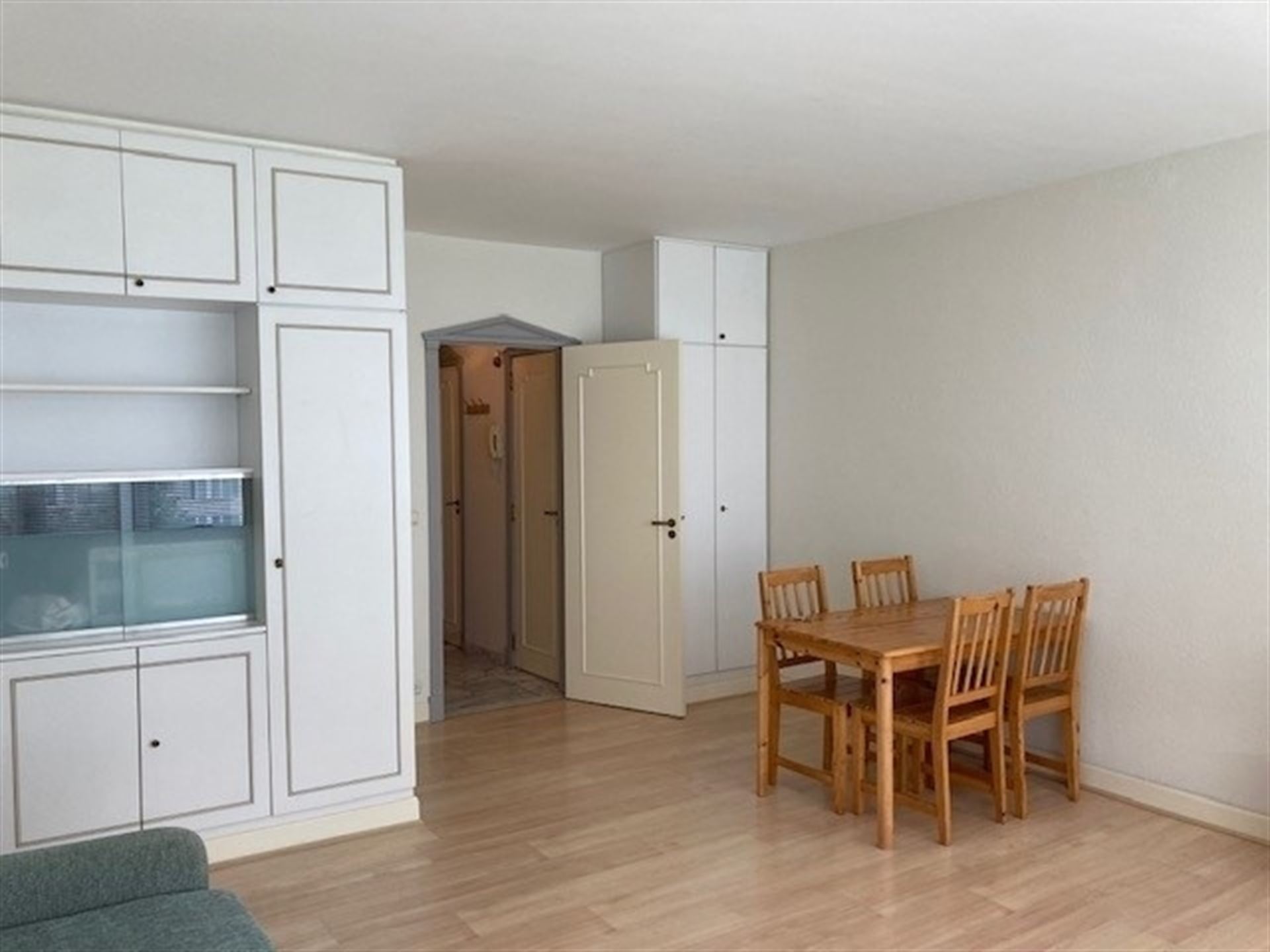  Knusse, gemeubelde studio gelegen op de 5de verdieping - foto 2