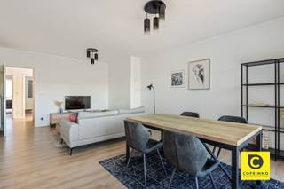 <p><span>Welkom in dit prachtige, moderne en functionele appartement in het vriendelijke Aartselaar!</span></p><p><span>Dit instapklare appartement van 90 m² (volgens EPC) combineert comfort, stijl en praktische leefruimte. Gelegen in een kleinschalig gebouw zonder lift, bevindt het appartement zich op wandelafstand van het dorpscentrum, met winkels, scholen en openbaar vervoer binnen handbereik.</span></p><p><span>Indeling:</span><span><br />De open woonkamer en eetruimte vormen samen een gezellige en ruime leefzone, ideaal om samen te komen met familie en vrienden. Grote schuifdeuren geven toegang tot het balkon met een ruim uitzicht op het groen.</span></p><p><span>De moderne, gesloten keuken is volledig uitgerust met kwalitatieve inbouwapparatuur en afgewerkt met een stijlvolle grijze tegelachterwand en warme houten accenten. Ruime werkbladen bieden voldoende plaats voor al uw culinaire activiteiten.</span></p><p><span>Het appartement beschikt over drie slaapkamers: twee ruime kamers met grote ramen voor veel natuurlijk licht, en een iets compactere kamer, perfect als bureau, babykamer of dressing.</span></p><p><span>De badkamer is praktisch en modern ingericht, met donkere tegels, een inloopdouche en een modern wastafelmeubel. Extra gemak biedt de ingebouwde wasmachine en droger. Het toilet is apart gelegen.</span></p><p><span>Extra troeven van dit appartement:</span></p><ul><li><span>Instapklaar en goed onderhouden </span></li><li><span>Veel natuurlijke lichtinval </span></li><li><span>Doorlopend appartement met slimme indeling </span></li><li><span>Drie slaapkamers </span></li><li><span>Kleinschalig gebouw voor maximale rust </span></li><li><span>Elektriciteit conform </span></li><li><span>Wandel afstand van het dorp van Aartselaar </span></li><li><span>Rustige buurt</span></li></ul><p><span>Met zijn lichte, moderne design, kwalitatieve afwerking en uitstekende ligging in Aartselaar, biedt dit appartement een ideale combinatie van comfort, stijl en praktische levenskwaliteit.</span></p>