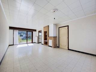 Deze ruime woning te koop in Steendiep te Knokke-Heist biedt bijzonder veel potentieel en vormt een uitstekende basis voor wie op zoek is naar een gezinswoning met ruimte, buitenmogelijkheden en een gunstige ligging. De woning beschikt over vijf slaapkamers, een zonnige tuin met terras, een inpandige garage en een oprit.<br /><br />Gelegen in een rustige en kindvriendelijke wijk, bevindt de woning zich in een doodlopende straat waar aangenaam en rustig wonen centraal staat. Dankzij de ruime indeling en het aantal slaapkamers zijn er tal van mogelijkheden om de woning volledig aan te passen aan de eigen woonwensen en noden.<br /><br />De zonnige tuin met terras vormt een aangename troef en biedt voldoende ruimte om te genieten van het buitenleven. De inpandige garage en oprit zorgen bovendien voor extra parkeergelegenheid en praktisch comfort, een mooie meerwaarde in Knokke-Heist.<br /><br />Ook op vlak van ligging heeft deze woning heel wat te bieden. Scholen, openbaar vervoer en winkels bevinden zich op korte afstand en ook het strand is vlot bereikbaar. Hierdoor combineert deze woning een rustige woonomgeving met een uitstekende bereikbaarheid van alle dagelijkse voorzieningen en de kust.<br /><br />Deze woning is bijzonder geschikt voor wie op zoek is naar een ruime woning voor vaste bewoning in Knokke-Heist, maar biedt dankzij de gunstige ligging en het grote potentieel eveneens interessante mogelijkheden als investering. Een ideaal pand voor wie een woning volledig naar eigen smaak wil renoveren en tegelijk wil genieten van een rustige, kindvriendelijke ligging nabij het strand.<br /><br />Verkoop gebeurt via Covast door middel van publieke bieding. Meer info op www.covast.be<br /><br />Wenst u meer informatie of een bezoek? Neem dan contact op met onze vastgoedexpert Arne Vandierendonck 0493 25 35 85 of arne.vandierendonck@dewaele.com <br /><br /><br />Bestuursmaatregelen in het maatregelenregister: nee
