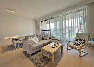 <p><span>Uitzonderlijk twee slaapkamer appartement op toplocatie te Leuven.</span></p><p><span>Dit modern appartement is gelegen nabij het Sluispark, station (1,5km) en winkels zoals de Colruyt (500m).</span></p><p><span> </span></p><p><span>Het appartement beschikt over een zeer goede energieprestatie en geluidsisolatie.</span></p><p><span>Wanneer we de woonst betreden, zien we meteen de ruime living (36m²) met veel lichtinval. Verder is er een volledig uitgeruste keuken met kookeiland en berging.</span></p><p><span>Vanuit de leefruimte kunt u het terras (13m²) betreden waar u een mooi uitzicht heeft op de Dijle en het Sluispark.</span></p><p><span>De slaapkamers zijn respectievelijk 13m² en 11m², deze zijn uitgerust met tv connectie.</span></p><p><span>Als laatst beschikt het appartement over een badkamer met inloopdouche en apart gastentoilet met lavabo.</span></p><p><span> </span></p><p><span>Extra:</span></p><p><span>- Ventilatiesysteem</span></p><p><span>- Parket over de vloer</span></p><p><span>- Ondergrondse parkeerplaats</span></p><p><span>- Ondergrondse fietsenstalling<br /><br /></span></p><p><span>Gemeenschappelijke kosten omvatten provisie voor algemene lasten en privatieve verwarming.</span></p><p><span> </span></p><p><span>Boek snel uw afspraak via 078 48 47 00 of via info@ap-p.be</span></p><p><span><br /><br /></span></p>