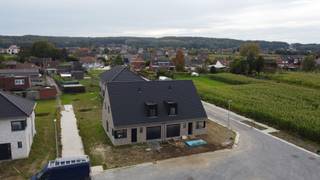Bienvenue dans ce projet immobilier impressionnant et varié dans la magnifique Kluisbergen, situé au centre entre Oudenaarde, Ronse et Courtrai. Dans la deuxième phase, nous proposons 18 terrains, faisant partie du nombre total de 56 terrains que comprendra ce projet.<br /><br />Ce projet ambitieux sera développé en plusieurs phases. Actuellement, 18 terrains sont disponibles dans la deuxième phase, avec des plans de construction approuvés. D'autres phases seront encore conçues et soumises. Peu importe la phase qui vous intéresse, vous aurez un choix dans le choix des matériaux et des finitions. Si vous décidez rapidement, vous pourrez même participer à l'aménagement de l'espace.<br /><br />Le lot 20 est une construction semi-ouverte sur 333 m² avec un étage et fait partie d'une série de deux maisons mitoyennes. La finition suivra le cahier des charges de haute qualité.<br /><br />Avez-vous des questions ou souhaitez-vous plus d'informations? N'hésitez pas à nous contacter et nous vous guiderons avec plaisir vers votre maison de rêve!