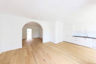 <p><span>Gelegen aan de rand van het regionale park Scheutbos in Anderlecht, op de gelijkvloers van een gebouw met 3 verdiepingen, bieden wij u dit prachtige, volledig gerenoveerde duplexappartement van 130 m² + tuin aan. Op de gelijkvloers: een grote woonkamer, eetkamer, volledig uitgeruste open keuken, een slaapkamer, apart toilet en toegang tot een prachtige tuin op het westen. In de onderverdieping: twee slaapkamers en een badkamer met bad, douche en toilet. Wasruimte. Kelder. EPC D. Elektriciteit conform. Dit pand zal u bekoren door de kwaliteit van de renovatie, de ideale ligging en de buitenruimte. Een absolute bezoek waard ! </span></p>