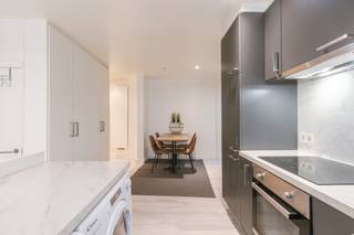 In het bruisende centrum van Brugge, op wandelafstand van de Vismarkt, de Markt, de Burg en het Astridpark, bevindt zich deze instapklare en recent vernieuwde stadswoning. De woning biedt een ruime leefkeuken, een gezellige woonruimte en een zongericht terras, en is ideaal gelegen nabij winkels, openbaar vervoer en andere stadsvoorzieningen.<br /><br />Indeling van de woning:<br />Bij het betreden van de woning komt u in een uitnodigende inkomhal die leidt naar de ingerichte leefkeuken en de aangename leefruimte. Aansluitend bevindt zich het zonnige terras, perfect georiënteerd voor ontspanning in alle rust. De woning is opgedeeld in twee aparte vleugels, elk toegankelijk via een eigen trap. Beide vleugels beschikken over twee slaapkamers en een moderne badkamer met inloopdouche. Dankzij de doordachte indeling en het samensmelten van twee huisjes, biedt deze woning ruimte en karakter met diverse gebruiksmogelijkheden.<br /><br />Troeven van de woning:<br />- Instapklaar en volledig vernieuwd in 2017<br />- Unieke indeling met twee vleugels, geschikt voor co-housing, kangoeroewonen<br />- Centrale ligging in hartje Brugge, op wandelafstand van alle voorzieningen<br /><br />Interesse?<br />Neem contact op met Eva via 0475 69 38 22 of via eva@vicusvastgoed.be<br />Plan vandaag nog uw bezoek en ontdek het potentieel van deze unieke stadswoning in het centrum van Brugge!