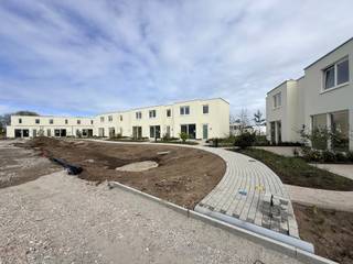 <p>In Bredene aan Zee bieden wij te koop aan: <br /><strong>Comfortabele en instapklare vakantiewoningen</strong> voor eigen gebruik of investering. Deze woningen combineren ruimte, licht en hedendaags wooncomfort op een topligging aan de kust.</p>
<p>Deze modelwoning beschikt over <strong>drie volwaardige slaapkamers</strong>, een stijlvolle <strong>badkamer</strong>, een <strong>ruime leefruimte met open, volledig uitgeruste keuken</strong>, een <strong>grote berging</strong>, een <strong>apart gastentoilet</strong> en een <strong>technische ruimte</strong>. Dankzij de doordachte indeling geniet u van optimaal wooncomfort, zowel voor eigen gebruik als voor vakantieverhuur.</p>
<p>Aan de <strong>zuidzijde van de woning</strong> bevindt zich een <strong>ruim buitenterras</strong>, ideaal om in alle rust te genieten van de zon. De woning is binnenin <strong>volledig geschilderd</strong>, afgewerkt met kwaliteitsmaterialen en voorzien van <strong>alle moderne comfort</strong>.</p>
<p>Daarnaast kan de woning <strong>aangekocht worden inclusief meubels</strong> (tegen meerkost), waardoor ze volledig instapklaar is en meteen klaar voor gebruik of verhuur.</p>
<p><strong>De Strandloper</strong> staat garant voor zorgeloos genieten aan zee, in een hedendaagse en duurzame woonomgeving.</p>
