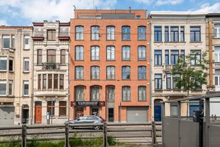 Dit recent gebouw van 2013 is in hedendaagse stijl situeert zich vlakbij het centrum van Deurne, nabij winkels, banken en openbaar vervoer...