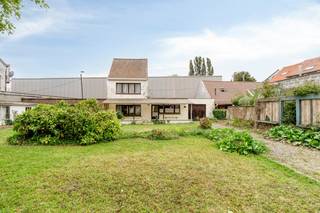 Dit perceel biedt heel wat potentieel voor wie op zoek is naar een mooie opportuniteit om een eigen woonproject te realiseren. Of u nu kiest voor een grondige renovatie of een volledige heropbouw, hier krijgt u de kans om uw eigen ideeën en woonwensen vorm te geven.<br /><br />Dankzij de gunstige ligging, in een aangename omgeving en met een vlotte bereikbaarheid, vormt dit eigendom een interessante opportuniteit voor zowel particulieren als investeerders.<br /><br />Een unieke kans om uw droomwoning te realiseren op een gegeerde locatie in Grimbergen!<br />Meer info of een bezoek: olivia.laporte@dewaele.com - 0499/46.93.34<br /><br />Bestuursmaatregelen in het maatregelenregister: nee