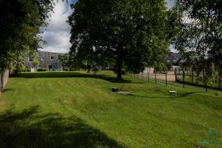 Centraal gelegen woning gelegen op het woonerf De Molenhoek en voorzien van inkomhal, bezoekerstoilet, ruime berging (met ontkalker), open...