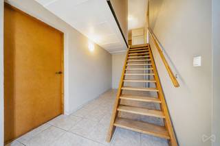We Invest Ciney Haute-Meuse is pleased to present, in Godinne (Yvoir), a spacious single-story home with exceptional potential. Nestled in a lush green setting, this home will charm you with its generous rooms and warm atmosphere. On the ground floor, you’ll find a garage and a large multipurpose space, perfect for a workshop, a home-based business, or storage, depending on your needs. The garden level, the true heart of the home, features a bright, fully equipped kitchen with a dining area. The kitchen and laundry room offer direct access to the terrace and garden, a real asset for fully enjoying the outdoors. Upstairs, an impressive convertible attic of over 100 m² opens up numerous possibilities: up to 4 additional bedrooms, a bathroom, an office, or even a playroom… let your imagination run wild! The property is complemented by a wooded garden featuring fruit trees, where tranquility and unobstructed views blend perfectly. A nearby walking path provides easy access to the neighboring middle school🚶‍♂️. You’ve found it! Is this home full of potential—ideal for bringing your life plans to life and growing with you over the years—the one for you? Contact Cécile at 0470/82.39.43 for more information or to schedule a tour.