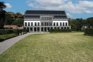 <p>For rent: modern 196 m² office space located on the 3rd floor of a fully renovated building in 3000 Leuven, on a strategic and highly accessible site close to the city centre.<span></span></p>
<p>The building has been fully renovated with a sustainable, future-proof approach. It is carbon neutral and equipped with smart heat pumps providing zoned heating and cooling, domotic-controlled LED lighting, and solar panels ensuring optimal energy efficiency.</p>
<p>Security is ensured through a modern access control system, fire detection, anti-intrusion protection, and video surveillance.</p>
<p>The office layout is flexible and can be adapted to the tenant’s needs. Interior finishes (kitchen, sanitary facilities, lighting, paintwork, coffee corners) can be customised in collaboration with the tenant to create a workspace aligned with the company’s identity.</p>
<p>Prime location: within walking distance of Leuven station, close to public transport, and with fast access to the E40 and E314 motorways.</p>