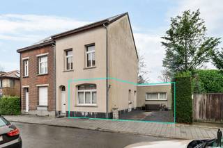 <strong>Gelijkvloers appartement met onderhoudsvriendelijke tuin/terras in het centrum van Kontich</strong><br /><br /><strong>Algemeen:</strong><br />- Renovatie uitgevoerd in 2003-2012<br />- Bewoonbare oppervlakte: ca. 100 m²<br />- Zeer karaktervol appartement<br />- Grote leefruimte met ingemaakte kasten<br />- Zithoek met zicht op de tuin<br />- Deels geïnstalleerde keuken <br />- 2 slaapkamers of 1 slaapkamer en bureau<br />- Badkamer met inloopdouche<br />- Onderhoudsvriendelijke OOST tuin en terras met groenzicht<br />- Volledige privacy<br />- Oprit met parkeerplaats<br />- Woning is momenteel verhuurd<br /><br /><strong>Onmiddellijke omgeving:</strong><br />- Pal in het centrum van Kontich met scholen, parken, winkels en openbaar vervoer op fiets- en wandelafstand<br />- Zeer vlotte bereikbaarheid naar Antwerpen en Brussel (E19 en trein)<br /><br /><strong>Technische kenmerken:</strong><br />- CV gas (2022)<br />- Degelijke basisconstructie<br /><br /><strong>Indeling:</strong><br /><span>Gelijkvloerse verdieping (ca. 100 m²)</span><br />- Inkomhal met toilet<br />- Sas met ingemaakte vestiairekast<br />- Ruime slaapkamer<br />- Aparte bureauruimte/slaapkamer<br />- Leefruimte met aparte tv hoek<br />- Gesloten keuken met zicht op tuin<br />- Badkamer met inloopdouche<br />- Onderhoudsvriendelijke oost tuin met terras<br /><br /><strong>Virtuele rondleiding: </strong>https://youtube.com/shorts/jTpcg30iOyc<br /><br />Stedenbouwkundige inlichtingen in aanvraag.<br />Voor meer informatie kan u terecht op www.deboerenpartners.be.