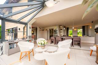 Op een uitzonderlijk groene en rustige locatie bevindt zich deze prachtige alleenstaande villa op een perceel van maar liefst 900 m². De woning onderscheidt zich door haar fenomenaal uitzicht op groen en water, afwerkingen en ruimtegevoel. Een ideale thuis voor wie op zoek is naar rust, natuur en hedendaags wooncomfort, gecombineerd met een vlotte verbinding naar Brugge, Blankenberge en Knokke.<br /><br />Via de ruime inkomhal met gastentoilet betreedt u de lichtrijke leefruimte met open haard, aansluitend bevindt zich de royale eetplaats met veranda en open, hyper geïnstalleerde keuken met prachtig zicht op het omliggende groen. Verder beschikt de woning over een praktische wasplaats, koele berging, dubbele garage en toegang tot een eerste zolderruimte.<br /><br />Op de verdieping bevinden zich drie volwaardige slaapkamers en een ruime masterbedroom met inloopdressing en recent gerenoveerde badkamer. Daarnaast is er nog een tweede badkamer aanwezig, evenals toegang tot een volledig geïsoleerde zolder.<br /><br />De aangelegde tuin beschikt over een gezellige pergola, een praktische tuinberging, een ruim zonneterras en zelfs een eigen petanquebaan. <br /><br />De villa biedt bovendien tal van extra troeven zoals een ventilatiesysteem, 21 zonnepanelen, 2 thuisbatterijen, elektrische laadpaal, regenwaterput van 7.000 liter, conforme elektriciteitskeuring, een private oprit met plaats voor meerdere wagens, uniek uitzicht....<br /><br />Een unieke eigendom waar ruimte, comfort en een uitzonderlijke ligging perfect samenkomen.<br /><br />Voor meer informatie of een bezoek ter plaatse aarzel niet en bel Gaëlle op het nummer 0479 17 17 17