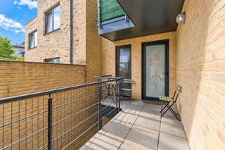 Een zeer aangenaam, lichtrijk, instapklaar en energiezuinig hoek-appartement (EPC: B) met 2 slaapkamers, terras en kelder, gelegen in het centrum, op wandelafstand van de markt (Residentie Vlaanderenpoort). Elektrische installatie 100% conform tot 2048 !<br /> <br />Op de eerste verdieping (met lift): inkomhal, ruime living - eetplaats met open volledig geïnstalleerde keuken (40.00m² - verlek, inductiekookplaat, dampkap, oven, microgolf, frigo, diepvries, vaatwasser, ingebouwde koffiemachine), nachthal, 2 slaapkamers (10.00 / 11.00m²), douchekamer (lavabo met meubel, inloopdouche), berging/wasplaats, toilet met lavabo, terras (9.50m²);<br />Verder: kelder, gemeenschappelijke fietsberging <br /><br />Buitenschrijnwerk PVC dubbele beglazing<br />Individuele centrale verwarming op aardgas (condensatieketel 2023)<br />EPC: 111 kWh/m² label B - UC: 2325567 - K.I.: 1003 EUR<br />Elektrische installatie 100% conform tot 2048 !<br />Stedenbouwkundige inlichtingen beschikbaar op kantoor.