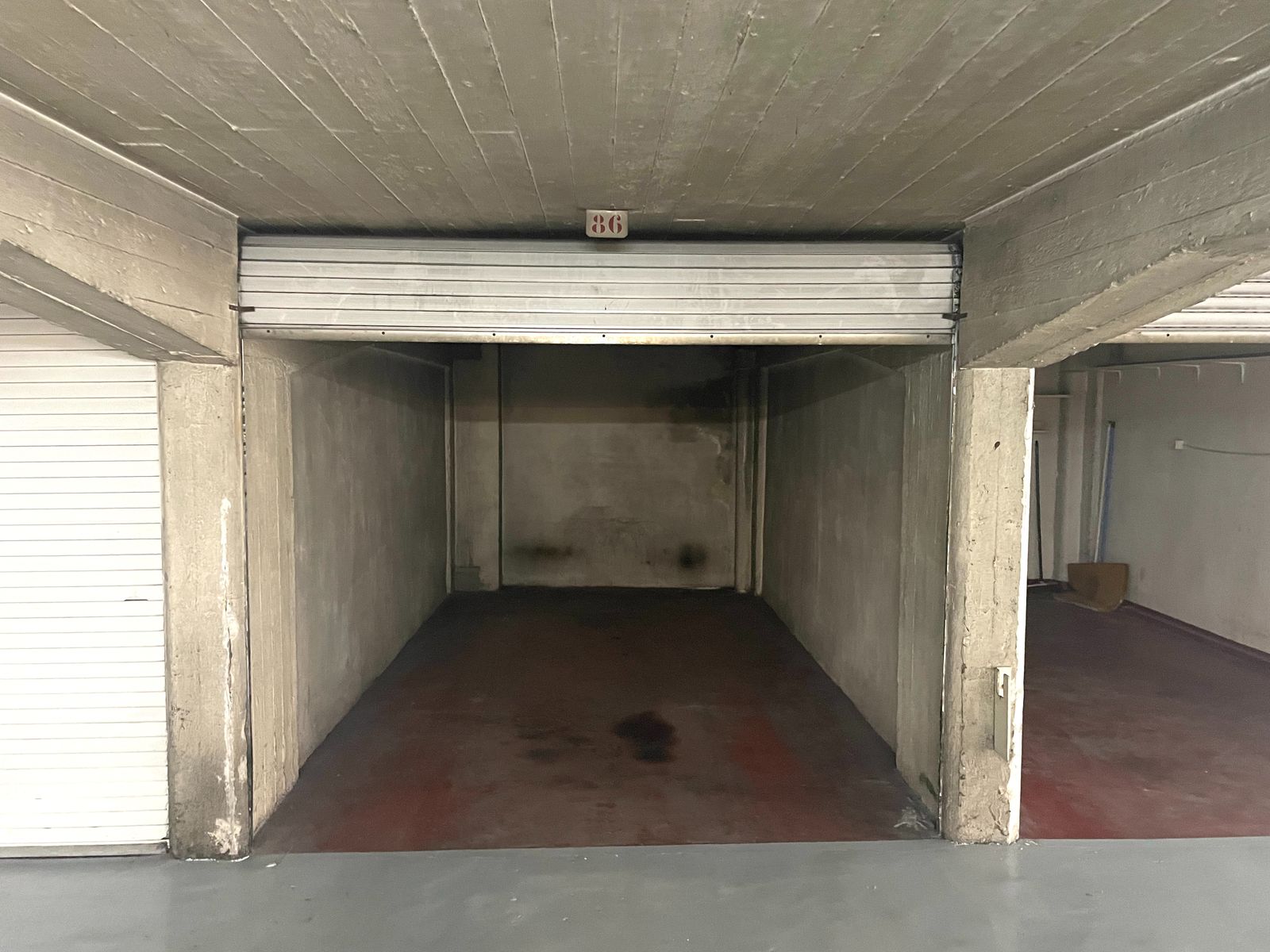 Gesloten garagebox op de 3e verdieping in het centrum - foto 3