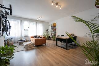 Dit appartement is gelegen op de 3de verdieping in een kleinschalig gebouw (zonder lift).<br />De indeling bestaat uit een inkomhal; leefruimte; keuken met kasten, kookplaat, dampkap, spoelbak en koelkast; balkon; badkamer met douche, wc en lavabo en 2 doorlopende slaapkamers.<br /><br />Geschikt voor maximaal 3 personen.<br />Gemeenschappelijke kosten: 10 EUR voor de minuterie. De nutsvoorzieningen zijn privatief.<br />Beschikbaar op 01/12/2026.<br /><br />Huurwaarborg bedraagt 3 maanden huur.<br />Plaatsbeschrijving door extern bedrijf met gedeelde kosten.<br /><br />Een bezoek ter plaatse kunt u enkel online reserveren op www.hansvastgoed.com.<br />Voor meer informatie, bezoek onze website www.hansvastgoed.com of neem contact op met info@hansvastgoed.com of +32 3 366 05 30.