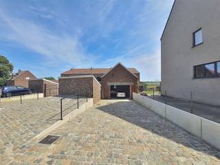 <p><span>Nieuwbouw woning met 3 slaapkamers en tuin op toplocatie</span></p><p><span>Deze nieuwbouwwoning is volledig tot in de puntjes en met kwalitatieve materialen afgewerkt, volledig geschilderd en gelegen in een rustige straat met een prachtig zicht vanuit de woonkamer op de tuin en de velden.</span></p><p><span>Op het gelijkvloers komt u binnen via de ruime inkomhal die ook toegang geeft tot een aparte WC en bergruimte. Via een glazen deur betreedt u de woonkamer met volledig ingerichte open keuken. <br />Vanuit de woonkamer hebt u toegang tot terras en tuin met prachtig uitzicht over de velden. In de tuin is er reeds een robotmaaier voorzien.</span></p><p><span>Op de eerste verdieping vindt u 3 slaapkamers, waarvan 1 slaapkamer met ensuite badkamer met inloopdouche en design bad. Daarnaast vindt u hier ook een douchekamer en een apart toilet.</span></p><p><span>Extra:<br />- Verwarming op gas<br />- Regenwaterpomp<br />- E-peil 41</span></p><p><span>- Extra bergruimte voor de woning<br />- Mogelijkheid om 3 wagens te parkeren op de oprit<br />- onmiddellijk beschikbaar</span></p><p><span>Mis deze unieke kans niet!! Bekijk ons volledig aanbod op www.ap-p.be</span></p>