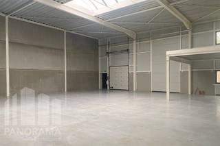 Nieuwbouw KMO-unit met een grondoppervlakte van <strong>324 m²</strong> met een mezzanine van<strong> 34 m²</strong> en <strong>3 privatieve parkeerplaatsen</strong> te koop. Strategisch gelegen op het industrieterrein 'Genk-Noord' in het centrum van Limburg, vlakbij de op- en afritten 30 'Park Midden Limburg' en 31 'Genk centrum' van de E314.<br /><br />Het magazijn met een vrije hoogte van +/- 6,5 m is voorzien van een polybetonvloer (2,5 t/m²), lichtstraat met rookluik, septische put, raampartijen en LED-verlichting.<br /><br />Dankzij de aanwezigheid van de <strong>twee sectionale poorten</strong> (1 aan de voorzijde en 1 aan de achterzijde) kan er een flow gecreëerd worden.<br /><br />Het bedrijfsgebouw is geschikt voor zowel opslag als productie en biedt dus een ideale omgeving om te ondernemen. De unit maakt deel uit van de gloednieuwe KMO-ontwikkeling 'Green Business Woudpark' bestaande uit 39 duurzame KMO-units.<br /><br />Contacteer <strong>PANORAMA B2B </strong>voor bijkomende inlichtingen of een vrijblijvend plaatsbezoek <strong>011 220 500.</strong>