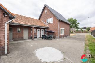 Ben je op zoek naar een vrijstaande op te frissen gezinswoning op een riant perceel? Dan is dit pand op een perceel van 14are 53ca precies wat je zoekt! <br />De woning is van het bouwjaar 1962, maar in 2022 werden reeds enkele belangrijke zaken aangepakt waaronder: dak vernieuwd en geïsoleerd, elektriciteit conform gemaakt, verwarming op gas geïnstalleerd, geverfd en voorziening voor zonnepanelen. Na 2000 werden ook de ramen reeds vernieuwd. <br /><br />LIGGING: <br />De woning is gelegen in Wijchmaal, dichtbij belangrijke voorzieningen zoals winkels, scholen, openbaar vervoer. Ideaal voor wie op zoek is naar een combinatie van rust en bereikbaarheid. De woning is landelijk gelegen waardoor je achter op het groen uitkijkt. <br /><br />INDELING: <br />Gelijkvloerse verdieping:<br />- Inkomhal<br />- Ruime leefruimte<br />- Keuken <br />- Wasplaats<br />- Apart toilet<br />- Buitenberging<br />- Garages<br />- Stal<br /><br />Verdieping: <br />- 3 ruime slaapkamers <br />- Overloop<br />- Badkamer<br /><br />Kelder/Zolder: <br />De woning beschikt over een voorraadkelder, toegankelijk via de keuken. Daarnaast is er ook een zolder aanwezig in het hoofdgebouw, waarvan de toegangstrap recent vernieuwd werd. <br /><br />Tuin/Terras:<br />Grote tuin met aparte garage en achterliggende stal. <br /><br />EXTRA TROEVEN:<br />+ Elektriciteit conform (2048)<br />+ Zicht op weides <br />+ Geen renovatieplicht<br />+ Dak recent vernieuwd<br /><br />INTERESSE:<br />Wil je deze woning graag bezichtigen of wens je meer informatie? Neem contact met ons op en we helpen je dichtblij verder!
