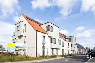 <span>TE KOOP - nieuwbouwappartementen te Lede<br /><br /></span><span>Residentie Coucxhoeve II onderscheidt zich van elke andere residentie en dit op alle vlakken: de hedendaagse architectuur is zeer fris, open en creëert een maximaal aan leefruimte, zichten en lichtinval. <br /><br />Deze nieuwe residentie is ontworpen volgens de principes van Gezonde Gebouwen, met het oog op de gezondheid van de bewoners: lichtinval en zicht, privacy, maximaal contact met de buitenruimte en een gezond binnenklimaat.<br /><br />Buiten het esthetische aspect wordt ook de nadruk gelegd op comfort, veiligheid en afwerking. Een energiezuinig appartement is vandaag waardevoller dan ooit tevoren: ventilatiesysteem D en centrale verwarming met warmtepomp. Er wordt gestreefd naar een energielabel A+ en een E-peil lager dan 30.<br /><br />De appartementen zijn gelegen in een rustige, doodlopende straat op wandelafstand van centrum Lede en in de nabijheid van scholen, winkels en grote supermarkten. De koper van een appartement is gehouden tot gelijktijdige aankoop van een autostaanplaats (9.000 €, excl. kosten).</span><br /><br /><span>Voor meer info omtrent plannen, prijzen en lastenboek, contacteer ons vrijblijvend 052 52 80 30 - info@goemanvastgoed.be</span>