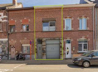 <h1><span>Charmante eengezinswoning met garage in hartje Dendermonde </span></h1><h1><span> </span></h1><p><span>Op zoek naar een </span><span>charmante gezinswoning met garage in het centrum van Dendermonde</span><span>? Deze aangename woning op de </span><span>Oude Vest</span><span> is dankzij haar centrale ligging, praktische indeling en gezellige buitenruimte zeker een bezoek waard!</span></p><p><span>U woont hier letterlijk in het hart van Dendermonde, op </span><span>wandelafstand van scholen, openbaar vervoer, winkels, horeca en diverse handelszaken</span><span>. Een ideale locatie voor wie comfortabel en centraal wil wonen.</span></p><p><span> </span></p><p><span>Via de inkomhal komt u binnen in de woning. Vanuit hier is er rechtstreeks toegang tot de </span><span>garage met sectionale poort</span><span>, waardoor u uw wagen veilig en comfortabel in de woning kunt parkeren.</span></p><p><span>Verder bevindt zich op het gelijkvloers een apart toilet en een aangename leef- en woonruimte met </span><span>open keuken</span><span>.</span></p><p><span>Achteraan zorgt de eetruimte voor een bijzonder gezellige sfeer. Dankzij het zicht op het </span><span>zonnige stadsterras</span><span> geniet u hier van een aangename verbinding tussen binnen en buiten. De ideale plek voor een ochtendkoffie, een gezellige maaltijd of een drankje na het werk.</span></p><p><span> </span></p><p><span>Op de tussenverdieping bevindt zich een ruime </span><span>berging/wasplaats</span><span>. Hier staat eveneens de condenserende verwarmingsketel met </span><span>CE-energieklasse A</span><span>.</span></p><p><span>Een paar treden hoger bevinden zich </span><span>2 slaapkamers</span><span> en de nachthal.</span></p><p><span>Via de vaste trap bereikt u de volgende verdieping, waar zich een </span><span>3de slaapkamer</span><span> bevindt.</span></p><p><span>Daarnaast is er nog een ruime </span><span>zolderkamer</span><span>, die perfect kan worden ingericht als extra slaap-, hobby- of bureauruimte. Wie nog meer bergruimte nodig heeft, beschikt bovendien over een extra kruipzolder.</span></p><p><span> </span></p><p><span>Dankzij deze flexibele indeling zijn er dus verschillende mogelijkheden voor gezinnen, thuiswerkers of hobbyisten.</span></p><p><span>Troeven op een rijtje</span><span>: </span></p><h3><span> </span></h3><ul><li><span>Gunstige locatie in hartje Dendermonde</span></li><li><span>Gelegen op de Oude Vest - op wandelafstand van winkels, scholen, openbaar vervoer en horeca</span></li><li><span>Parkeergelegenheid voor de garage</span></li><li><span>Condenserende verwarmingsketel CE energieklasse A</span></li><li><span>EPC 395 kWh/m² label D - Geen renovatieplicht!</span></li><li><span>Conforme elektrische keuring, geldig tot 20/2/2027</span></li></ul><p><span> </span></p><p><span>Interesse? Plan vandaag nog uw bezoek en ontdek deze charmante woning zelf!</span></p><p><span>T. 052 55 55 55 - <span>info@immotwins.be</span></span><span> - <span>www.immotwins.be</span></span><span> </span></p><p><span> </span></p><p><span> </span></p><p><span> </span></p><p><span> </span></p><p><span> </span></p>